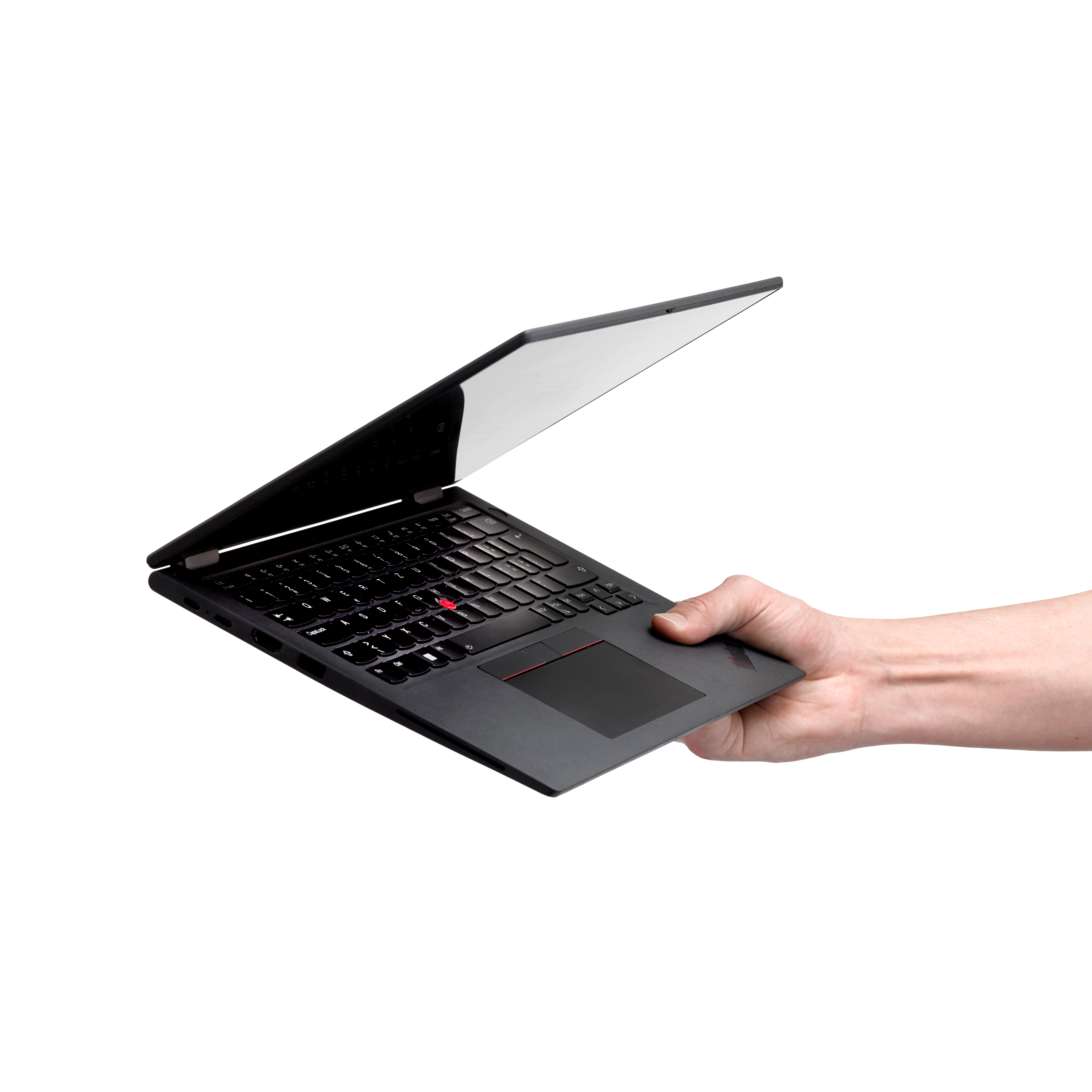 Hand hält aufgeklaptes Notebook, ohne Hintergrund